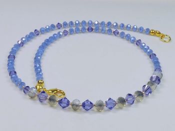 Zarte Halskette in blau mit Glitzereffekt