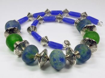 Halskette mit Glasperlen aus Ghana blau-grün