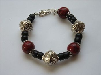 a001-armband-mit-marmorierten-roten-und-schwarzen-glasperlen.jpg
