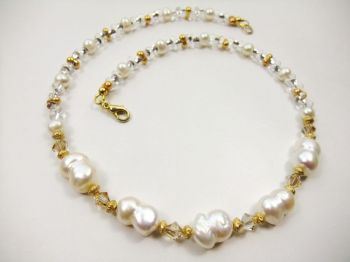 hk130-collier-mit-barock-perlen-und-kristallen.jpg
