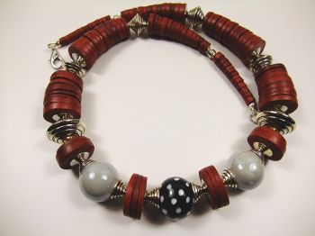 hk162-rote-halskette-mit-afrikanischen-perlen.jpg