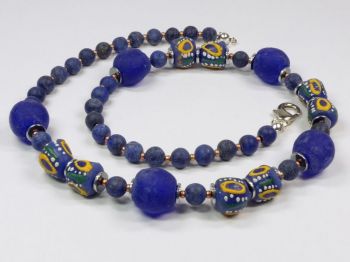 Halskette mit Perlen aus Ghana in dunkelblau
