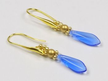 Ohrhänger mit blauen Glastropfen